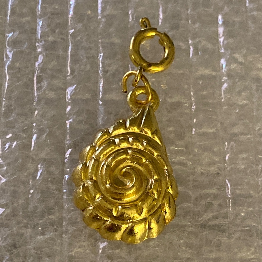 NWOT - Grand Turk - Diamonds International Hanging Conch Shell Charm